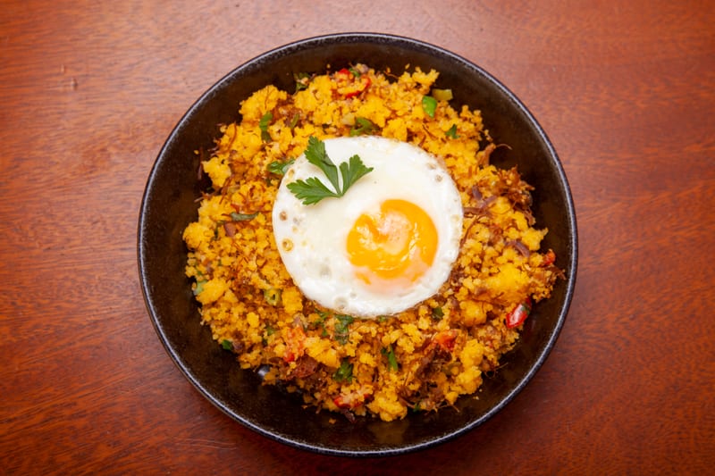 Comigo Ninguém Pode — cuscuz com carne de sol e ovo