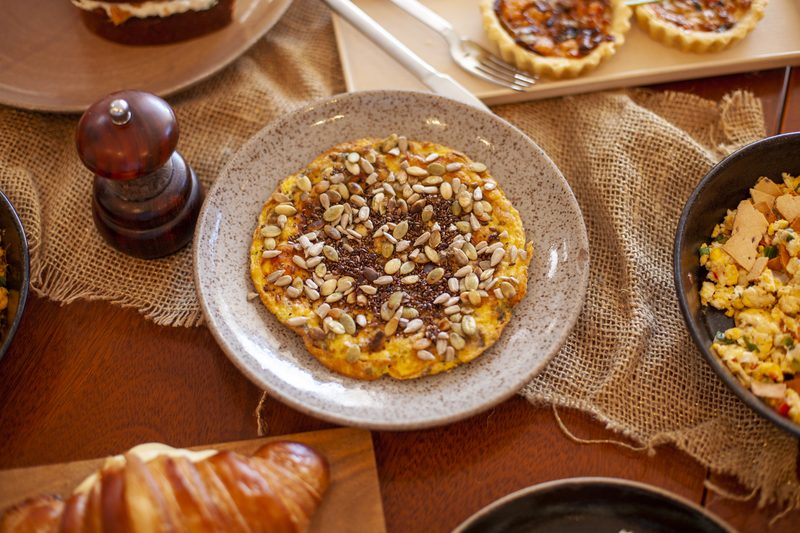 Omelete Crocante com Graos — omelete dourado com cobertura de graos torrados