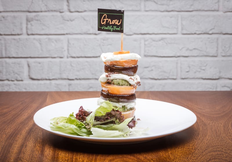 Torre Caprese com tomate, muçarela de búfala e manjericão