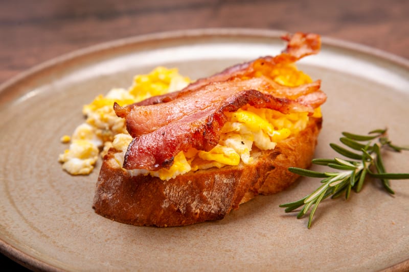 Pão de fermentação natural com ovos e bacon